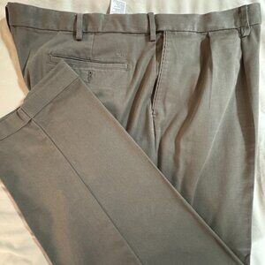 Dockers Men’s Relaxed Fit Comfort Pleated Pants 44 x 32